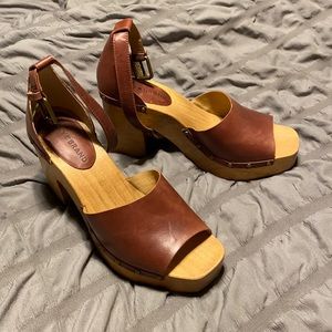 8.5 Brown leather Lucky chunky heels New